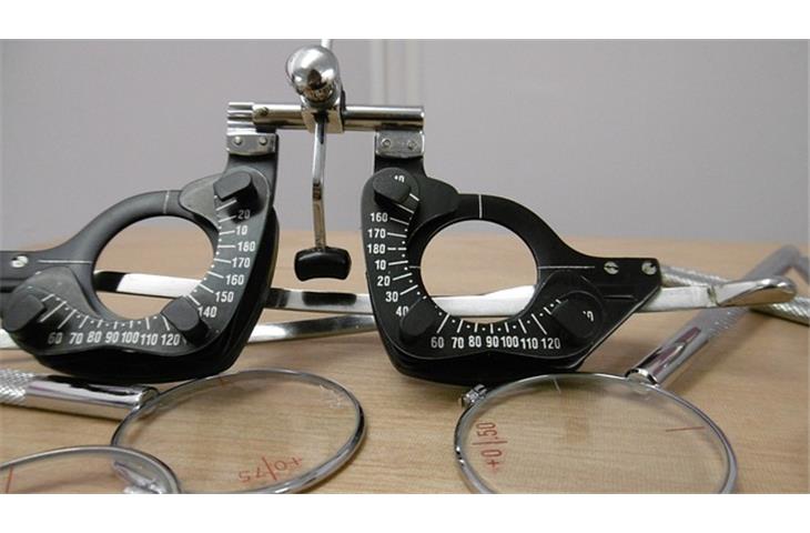 Optometry lens box calibration device